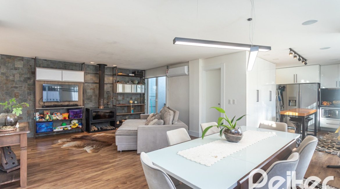 Casa à venda com 170m², 3 dormitórios, 4 vagas, no bairro Tristeza em Porto Alegre