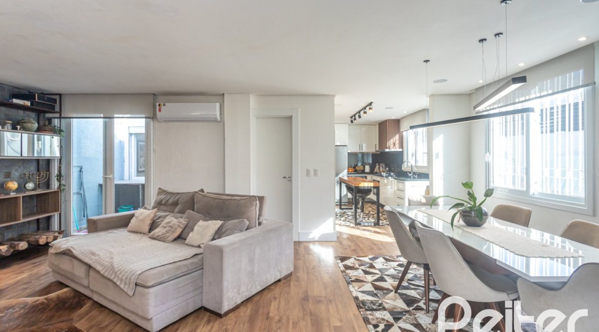 Casa à venda com 170m², 3 dormitórios, 4 vagas, no bairro Tristeza em Porto Alegre