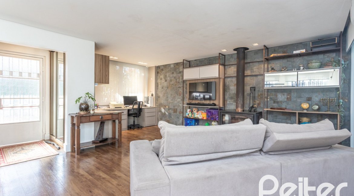 Casa à venda com 170m², 3 dormitórios, 4 vagas, no bairro Tristeza em Porto Alegre