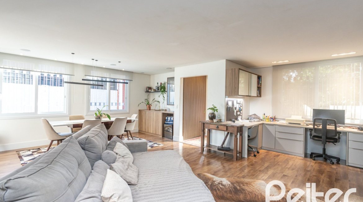 Casa à venda com 170m², 3 dormitórios, 4 vagas, no bairro Tristeza em Porto Alegre