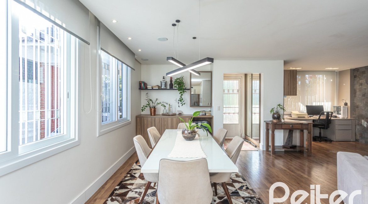 Casa à venda com 170m², 3 dormitórios, 4 vagas, no bairro Tristeza em Porto Alegre