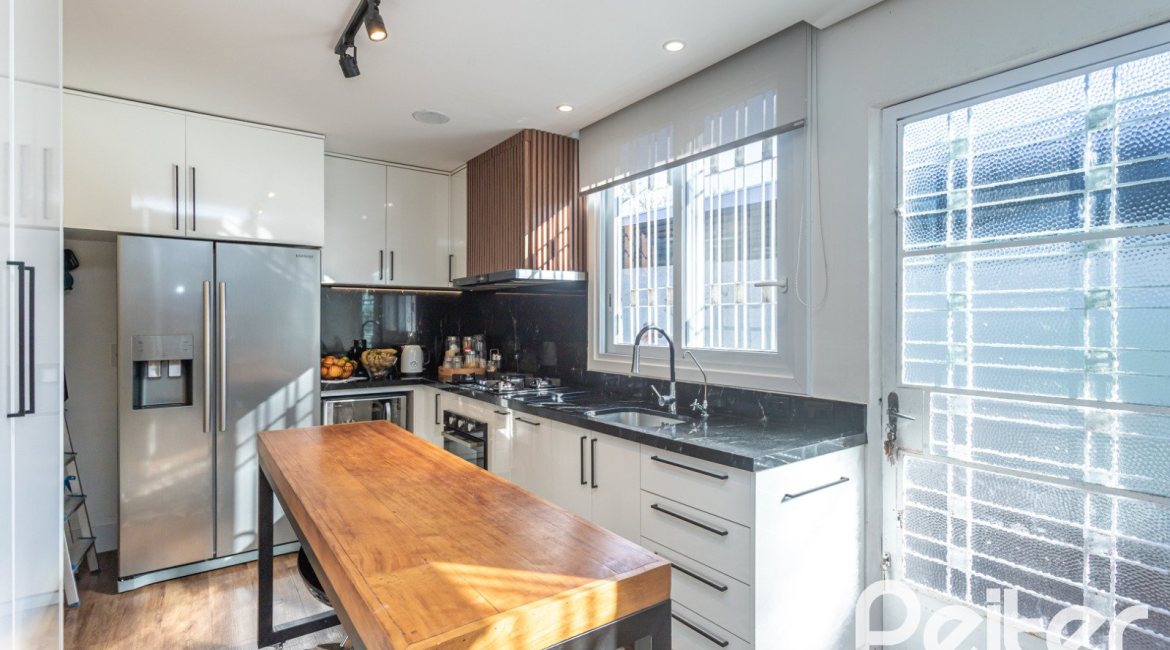 Casa à venda com 170m², 3 dormitórios, 4 vagas, no bairro Tristeza em Porto Alegre