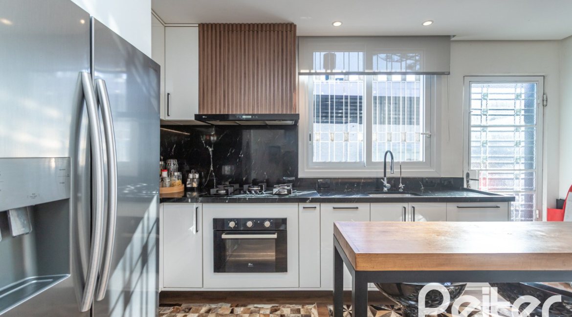 Casa à venda com 170m², 3 dormitórios, 4 vagas, no bairro Tristeza em Porto Alegre