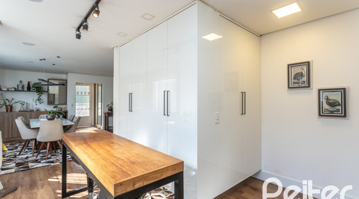 Casa à venda com 170m², 3 dormitórios, 4 vagas, no bairro Tristeza em Porto Alegre