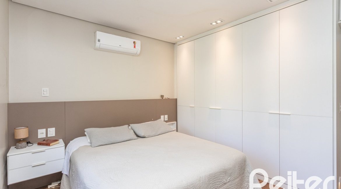 Casa à venda com 170m², 3 dormitórios, 4 vagas, no bairro Tristeza em Porto Alegre