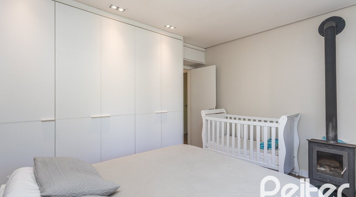 Casa à venda com 170m², 3 dormitórios, 4 vagas, no bairro Tristeza em Porto Alegre