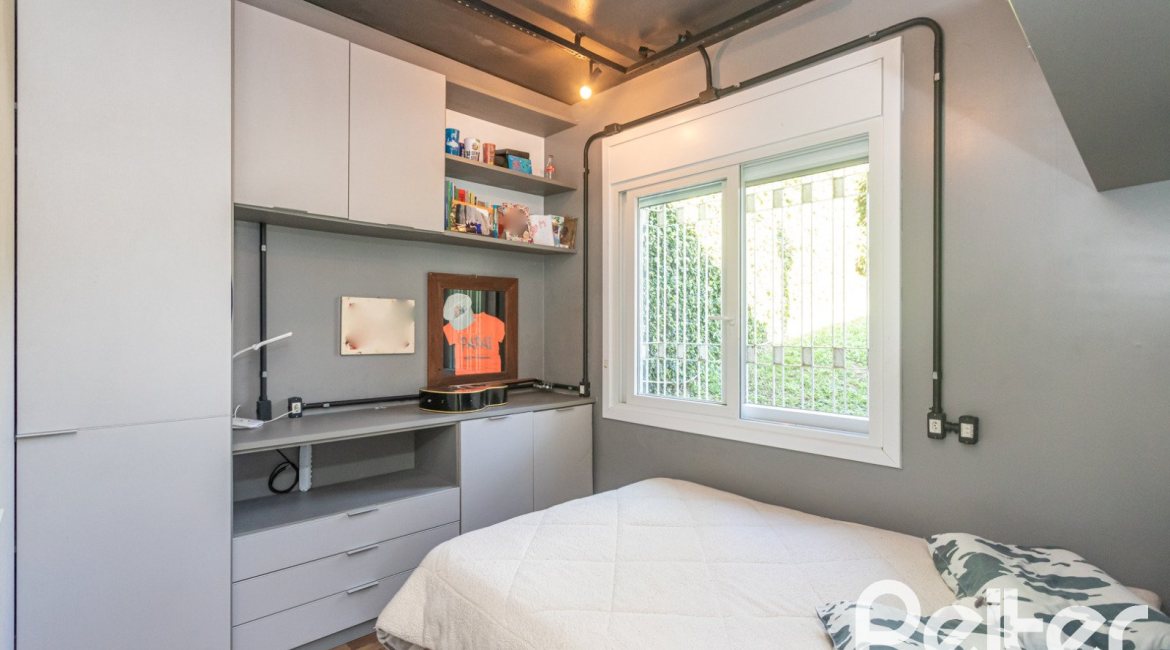 Casa à venda com 170m², 3 dormitórios, 4 vagas, no bairro Tristeza em Porto Alegre