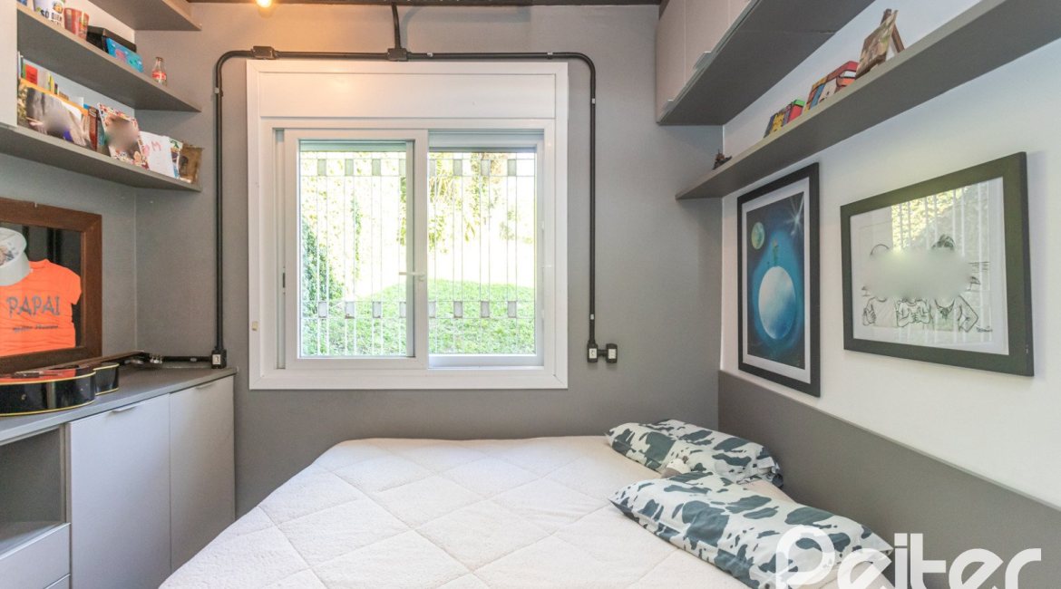 Casa à venda com 170m², 3 dormitórios, 4 vagas, no bairro Tristeza em Porto Alegre