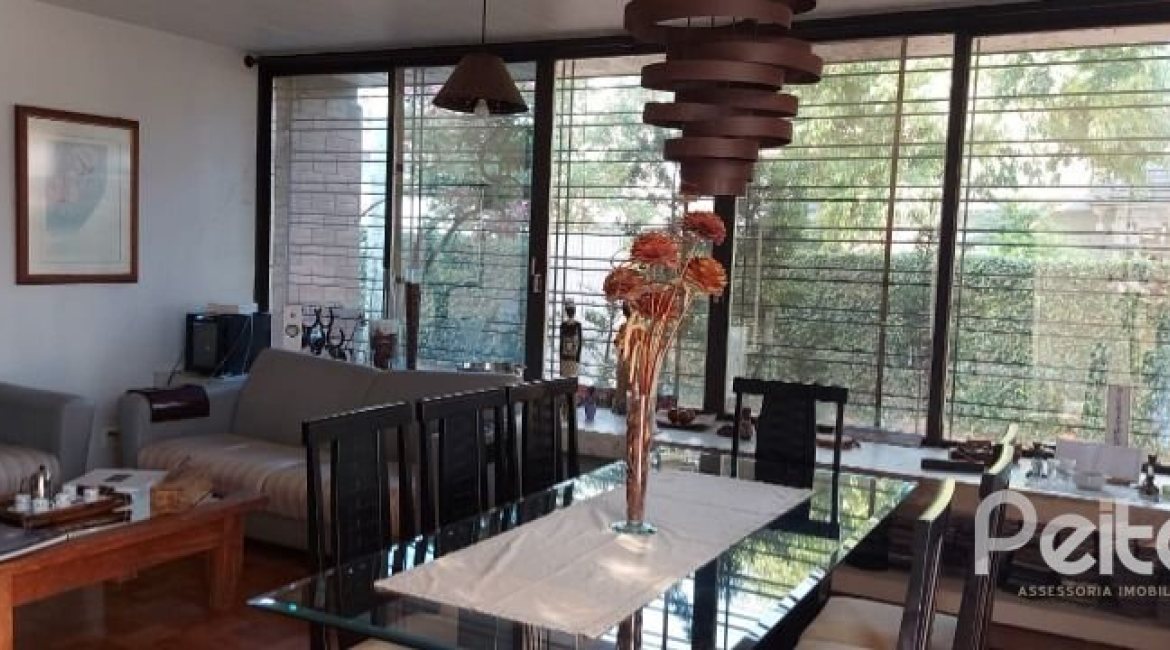 Casa à venda com 224m², 4 dormitórios, 1 suíte, 6 vagas, no bairro Ipanema em Porto Alegre