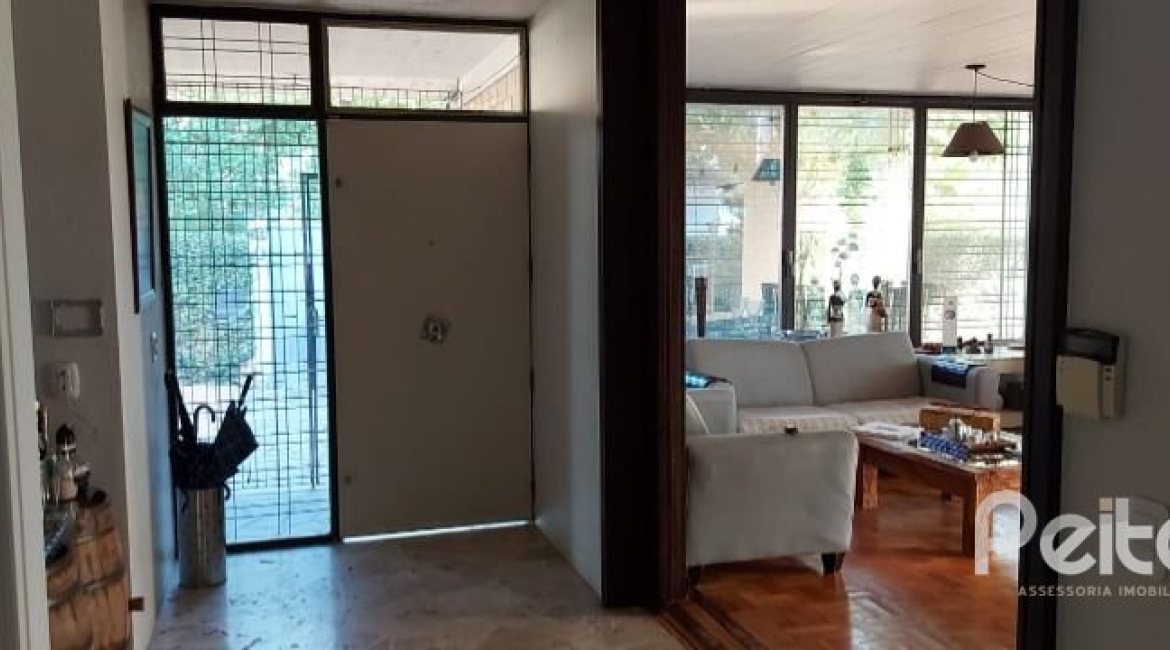 Casa à venda com 224m², 4 dormitórios, 1 suíte, 6 vagas, no bairro Ipanema em Porto Alegre