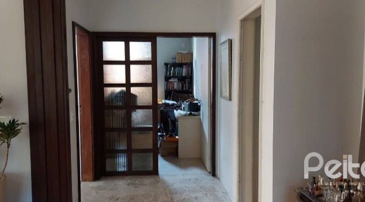 Casa à venda com 224m², 4 dormitórios, 1 suíte, 6 vagas, no bairro Ipanema em Porto Alegre
