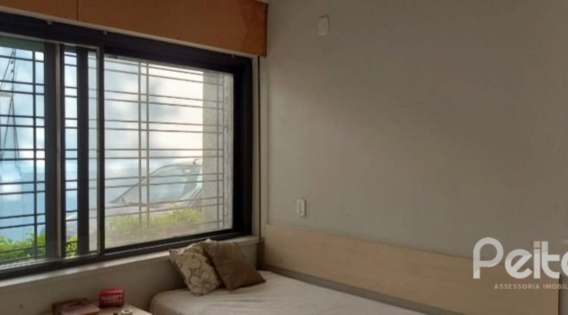 Casa à venda com 224m², 4 dormitórios, 1 suíte, 6 vagas, no bairro Ipanema em Porto Alegre