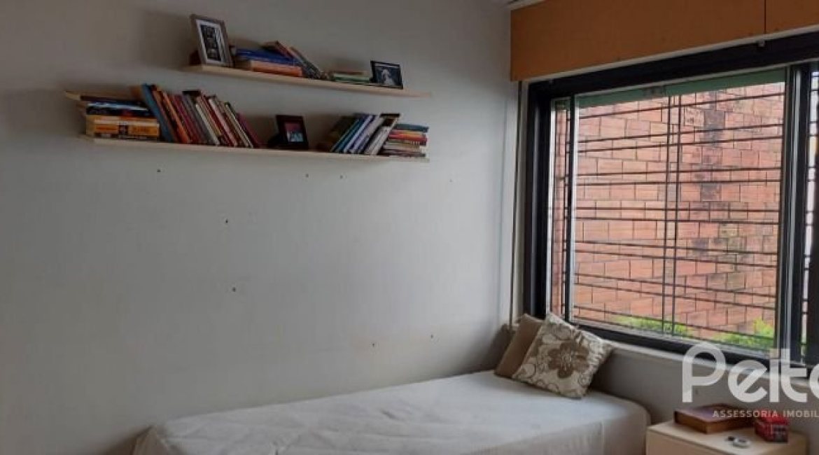 Casa à venda com 224m², 4 dormitórios, 1 suíte, 6 vagas, no bairro Ipanema em Porto Alegre