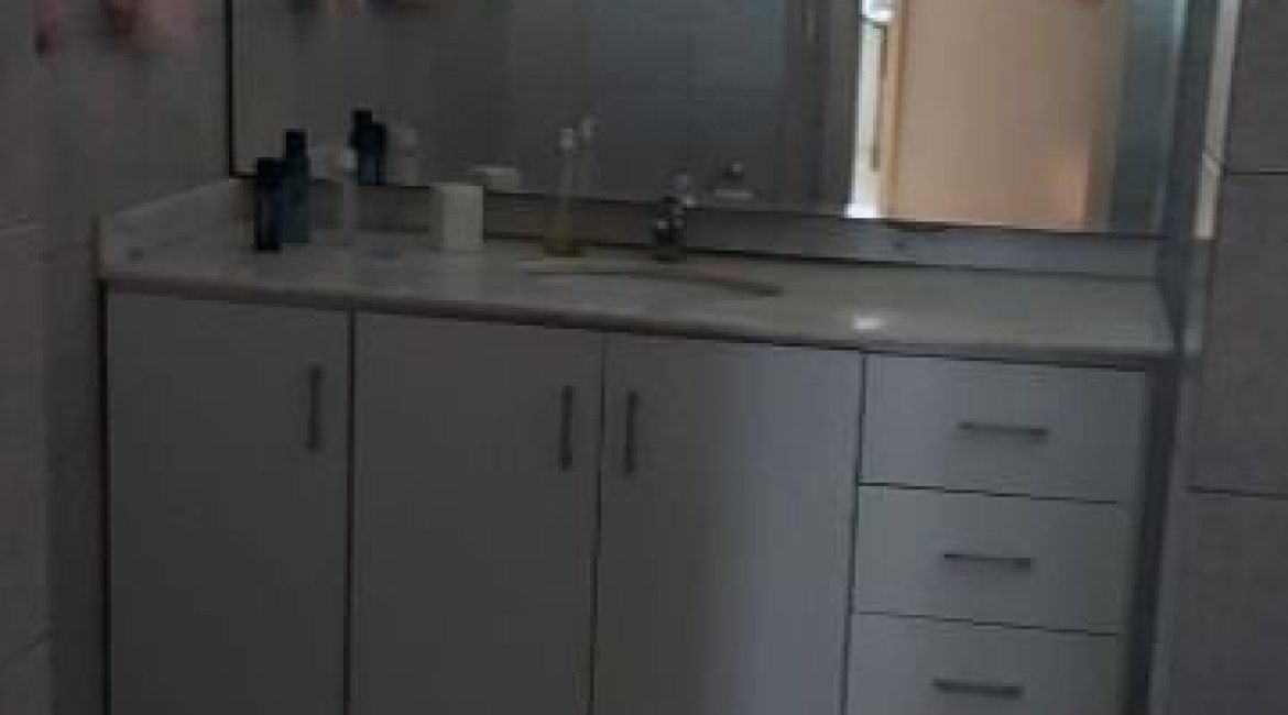 Casa à venda com 224m², 4 dormitórios, 1 suíte, 6 vagas, no bairro Ipanema em Porto Alegre