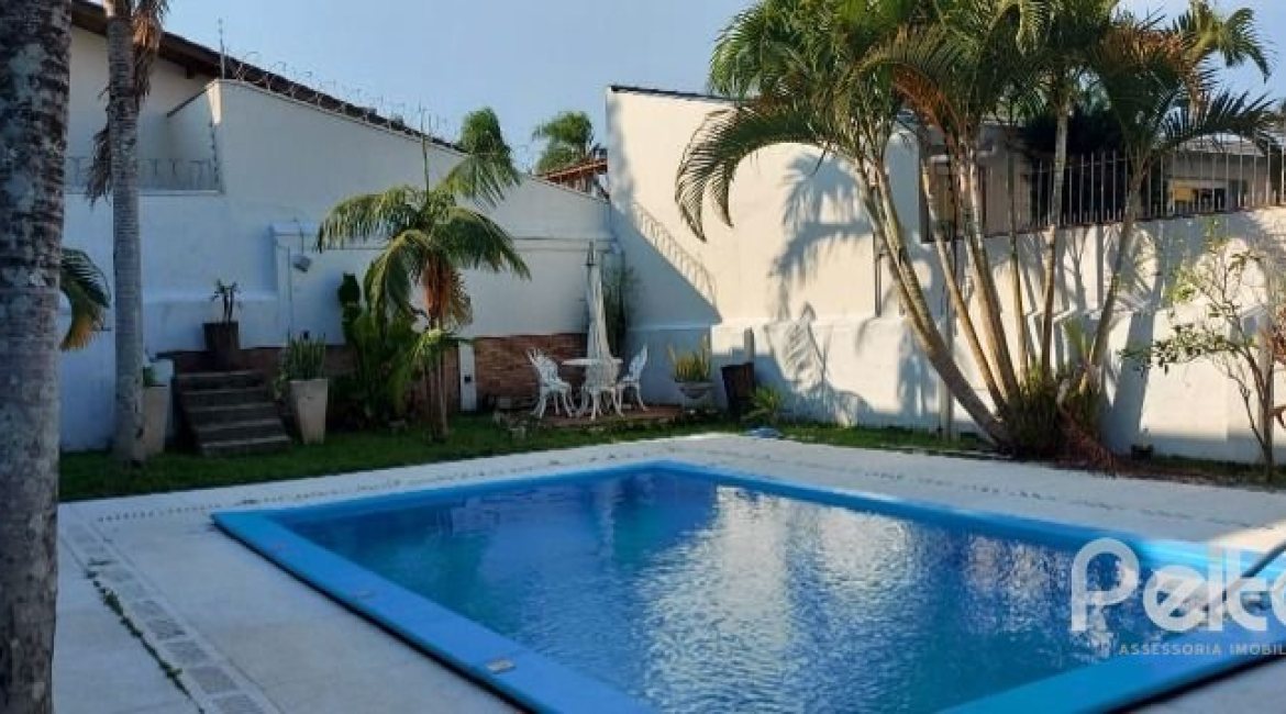 Casa à venda com 224m², 4 dormitórios, 1 suíte, 6 vagas, no bairro Ipanema em Porto Alegre