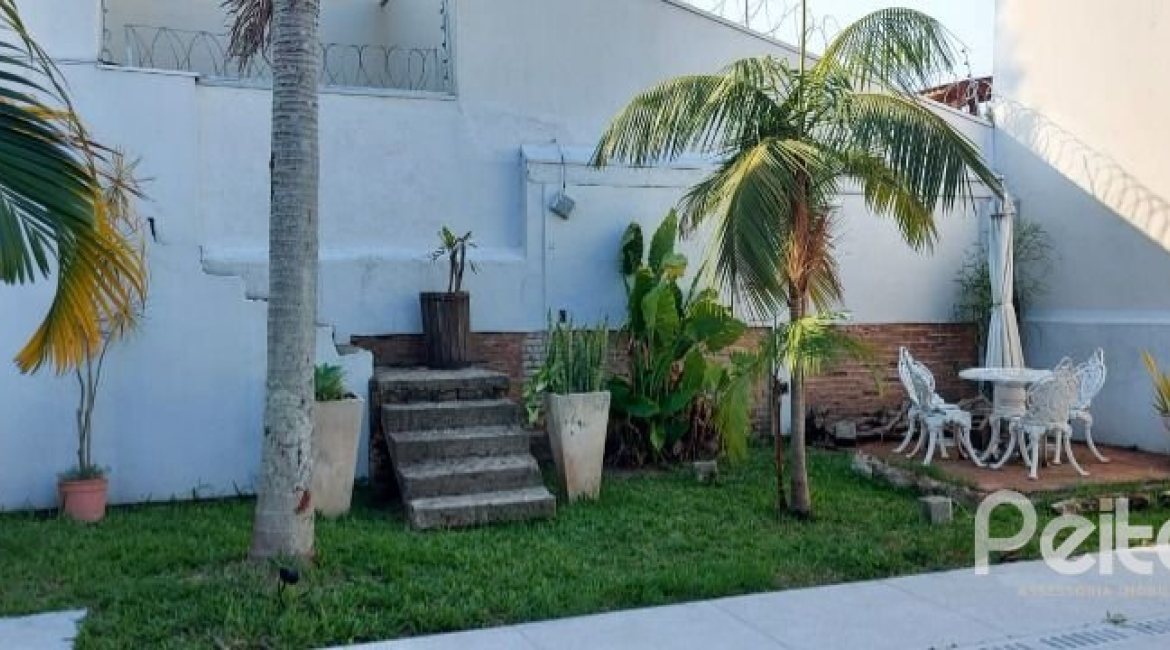 Casa à venda com 224m², 4 dormitórios, 1 suíte, 6 vagas, no bairro Ipanema em Porto Alegre