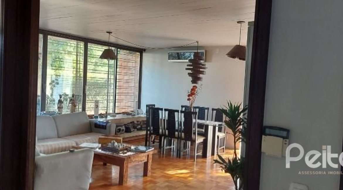 Casa à venda com 224m², 4 dormitórios, 1 suíte, 6 vagas, no bairro Ipanema em Porto Alegre