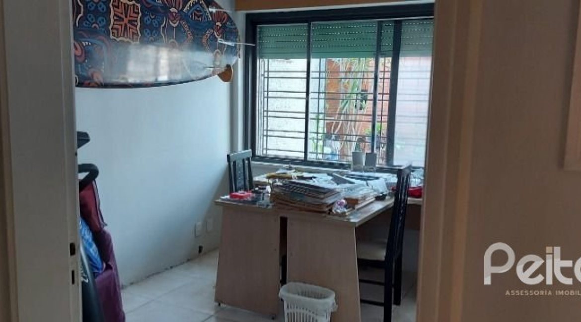 Casa à venda com 224m², 4 dormitórios, 1 suíte, 6 vagas, no bairro Ipanema em Porto Alegre