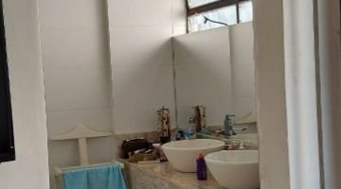 Casa à venda com 224m², 4 dormitórios, 1 suíte, 6 vagas, no bairro Ipanema em Porto Alegre