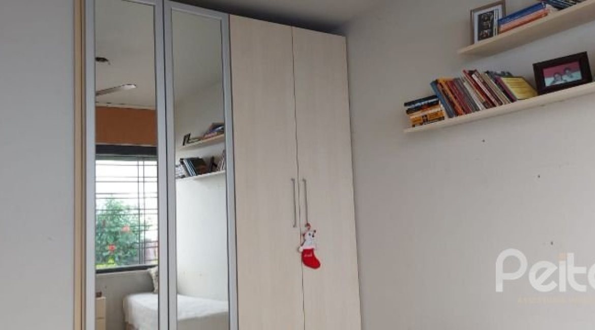 Casa à venda com 224m², 4 dormitórios, 1 suíte, 6 vagas, no bairro Ipanema em Porto Alegre