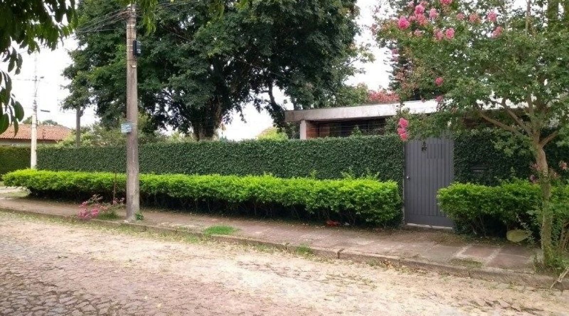 Casa à venda com 224m², 4 dormitórios, 1 suíte, 6 vagas, no bairro Ipanema em Porto Alegre