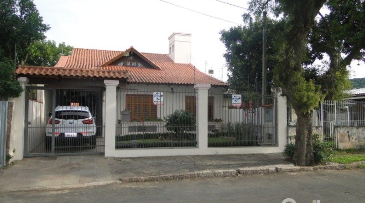 Casa à venda com 240m², 4 dormitórios, 1 suíte, 3 vagas, no bairro Camaquã em Porto Alegre