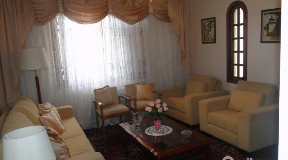 Casa à venda com 240m², 4 dormitórios, 1 suíte, 3 vagas, no bairro Camaquã em Porto Alegre