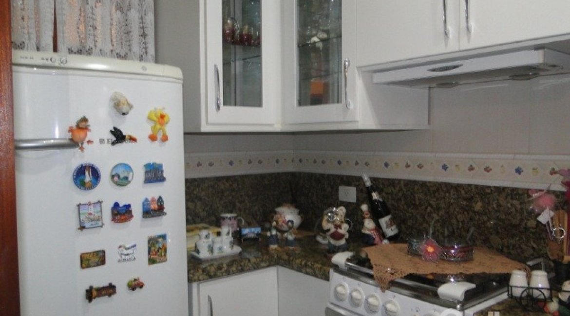 Casa à venda com 240m², 4 dormitórios, 1 suíte, 3 vagas, no bairro Camaquã em Porto Alegre