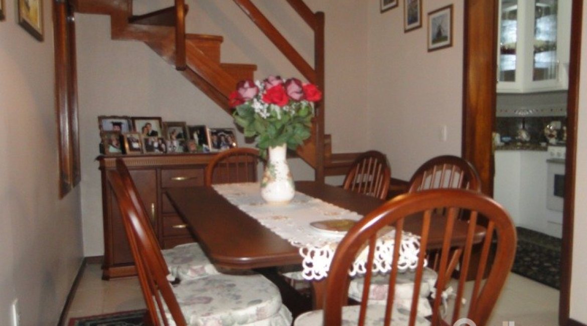 Casa à venda com 240m², 4 dormitórios, 1 suíte, 3 vagas, no bairro Camaquã em Porto Alegre