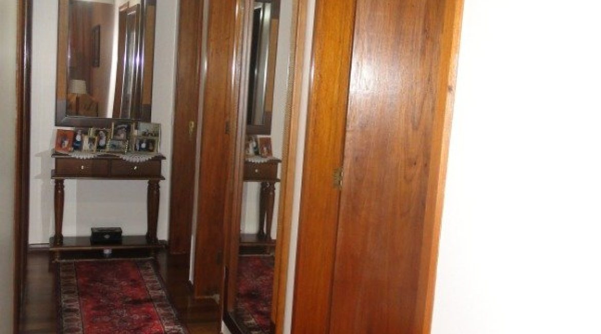 Casa à venda com 240m², 4 dormitórios, 1 suíte, 3 vagas, no bairro Camaquã em Porto Alegre