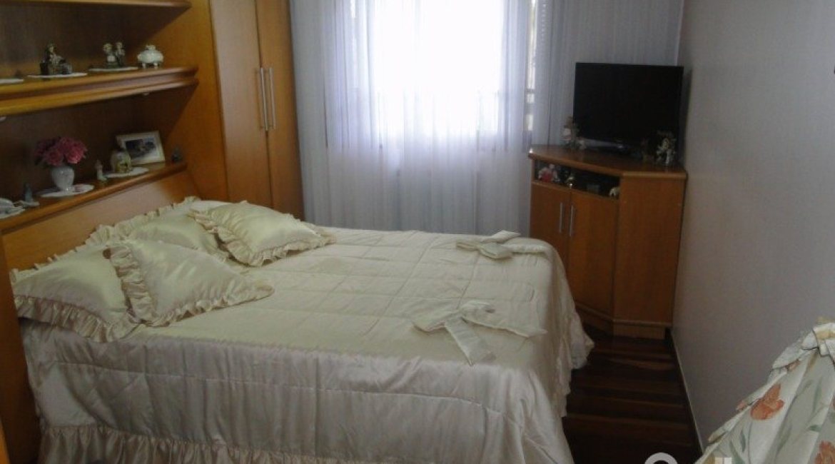 Casa à venda com 240m², 4 dormitórios, 1 suíte, 3 vagas, no bairro Camaquã em Porto Alegre