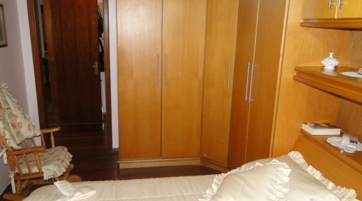 Casa à venda com 240m², 4 dormitórios, 1 suíte, 3 vagas, no bairro Camaquã em Porto Alegre