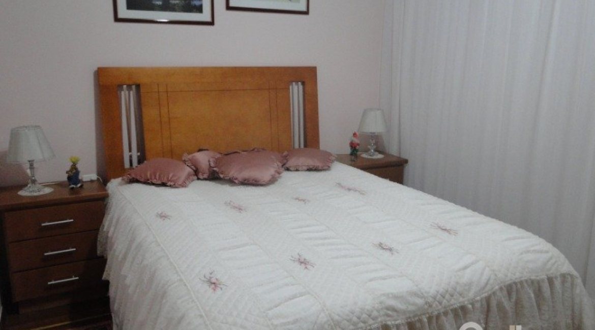 Casa à venda com 240m², 4 dormitórios, 1 suíte, 3 vagas, no bairro Camaquã em Porto Alegre