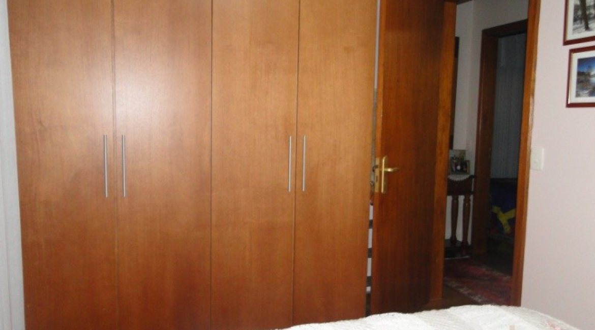 Casa à venda com 240m², 4 dormitórios, 1 suíte, 3 vagas, no bairro Camaquã em Porto Alegre