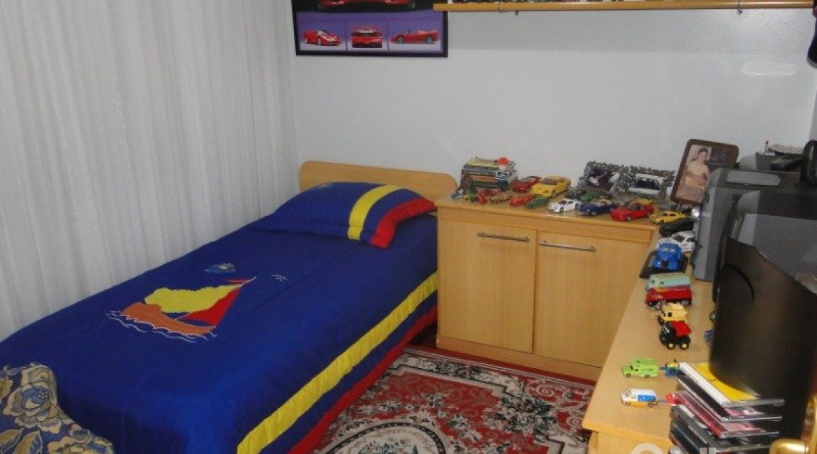 Casa à venda com 240m², 4 dormitórios, 1 suíte, 3 vagas, no bairro Camaquã em Porto Alegre