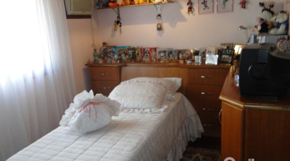 Casa à venda com 240m², 4 dormitórios, 1 suíte, 3 vagas, no bairro Camaquã em Porto Alegre