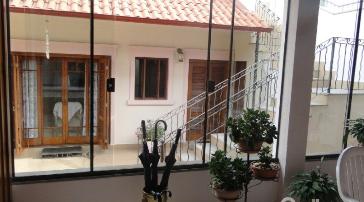 Casa à venda com 240m², 4 dormitórios, 1 suíte, 3 vagas, no bairro Camaquã em Porto Alegre