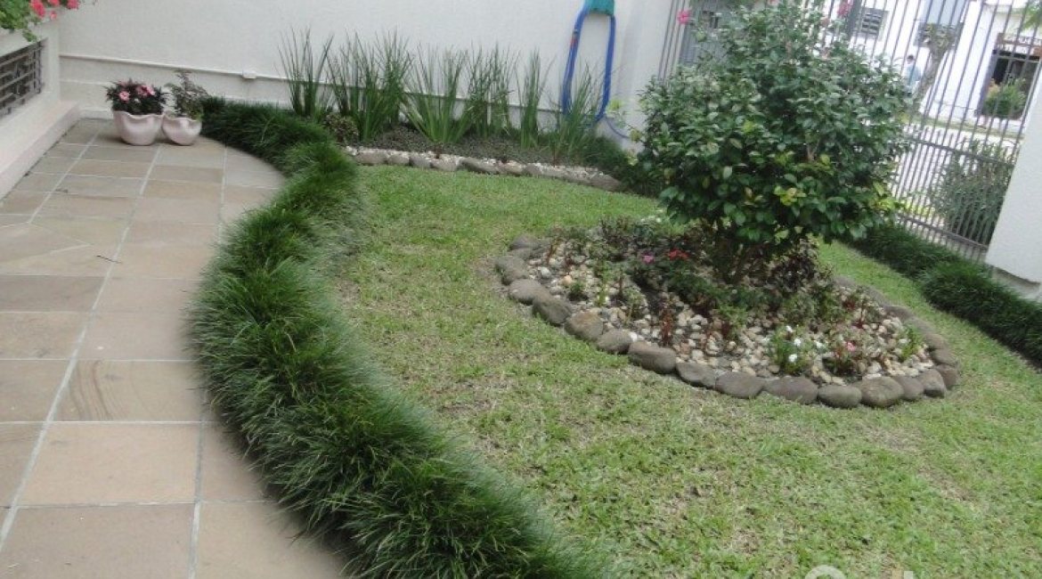 Casa à venda com 240m², 4 dormitórios, 1 suíte, 3 vagas, no bairro Camaquã em Porto Alegre