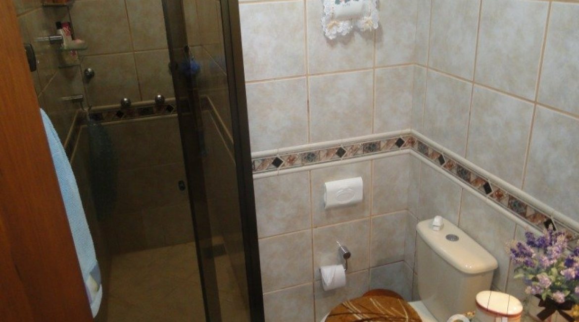 Casa à venda com 240m², 4 dormitórios, 1 suíte, 3 vagas, no bairro Camaquã em Porto Alegre