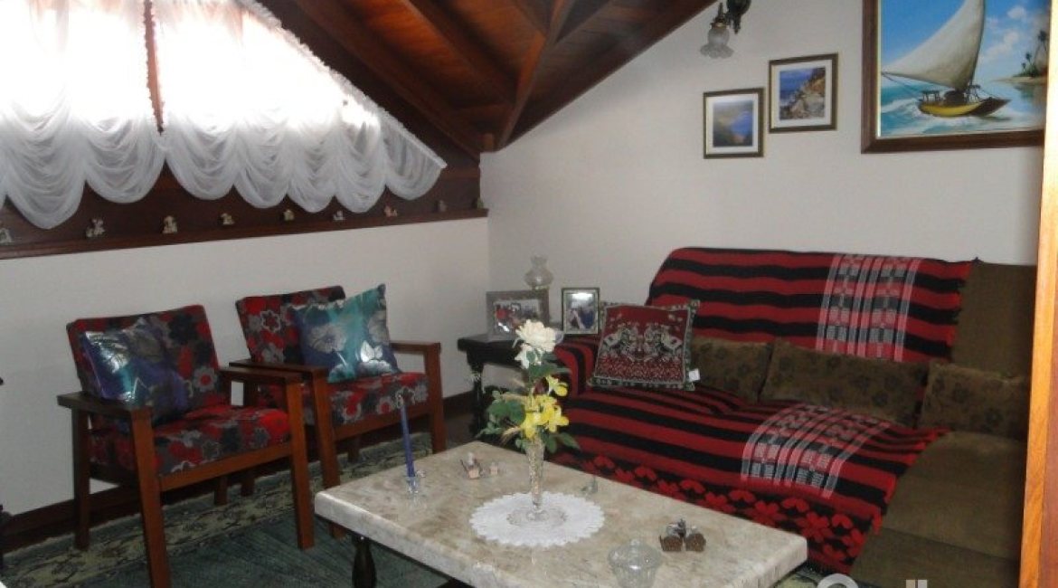 Casa à venda com 240m², 4 dormitórios, 1 suíte, 3 vagas, no bairro Camaquã em Porto Alegre