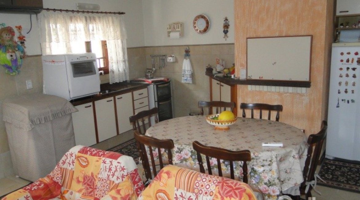 Casa à venda com 240m², 4 dormitórios, 1 suíte, 3 vagas, no bairro Camaquã em Porto Alegre