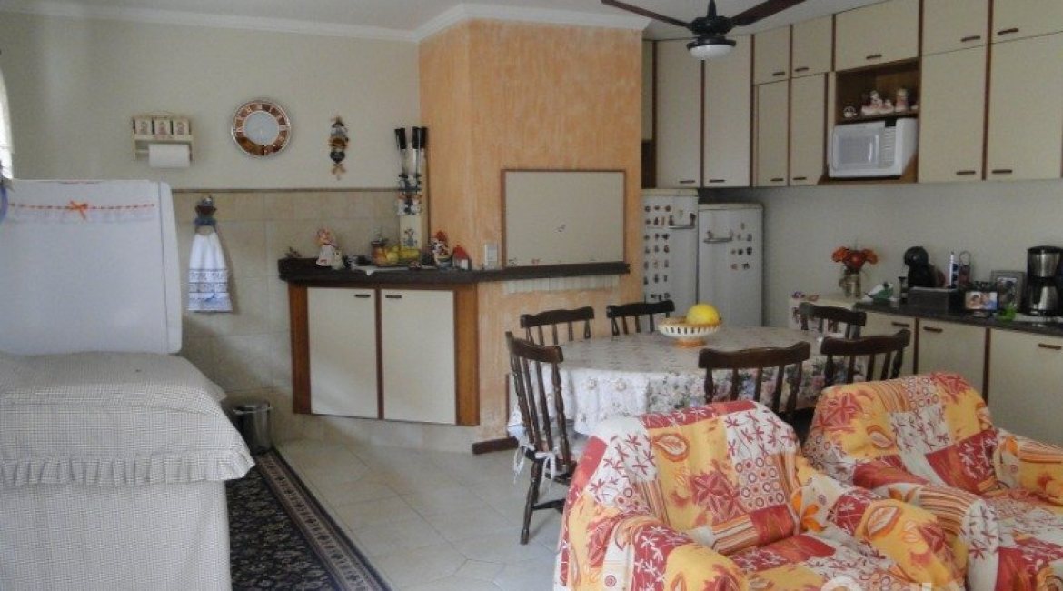 Casa à venda com 240m², 4 dormitórios, 1 suíte, 3 vagas, no bairro Camaquã em Porto Alegre