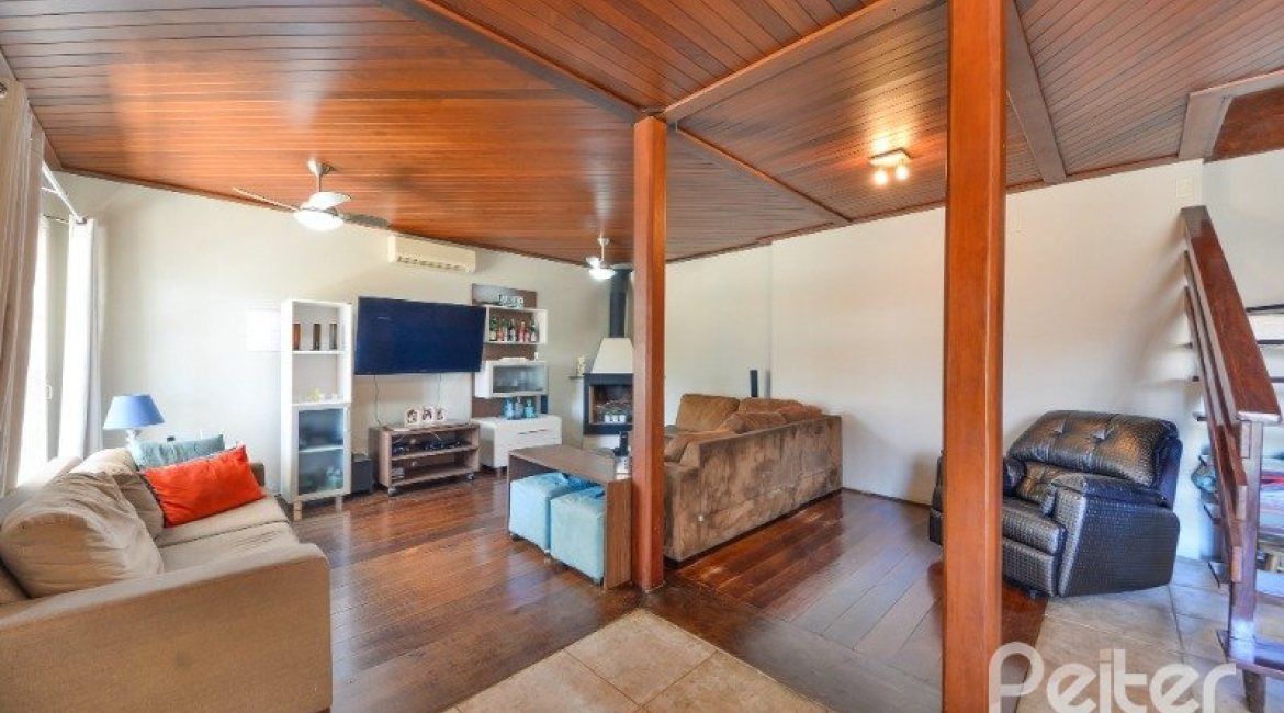 Casa à venda com 290m², 4 dormitórios, 1 suíte, no bairro Vila Nova em Porto Alegre