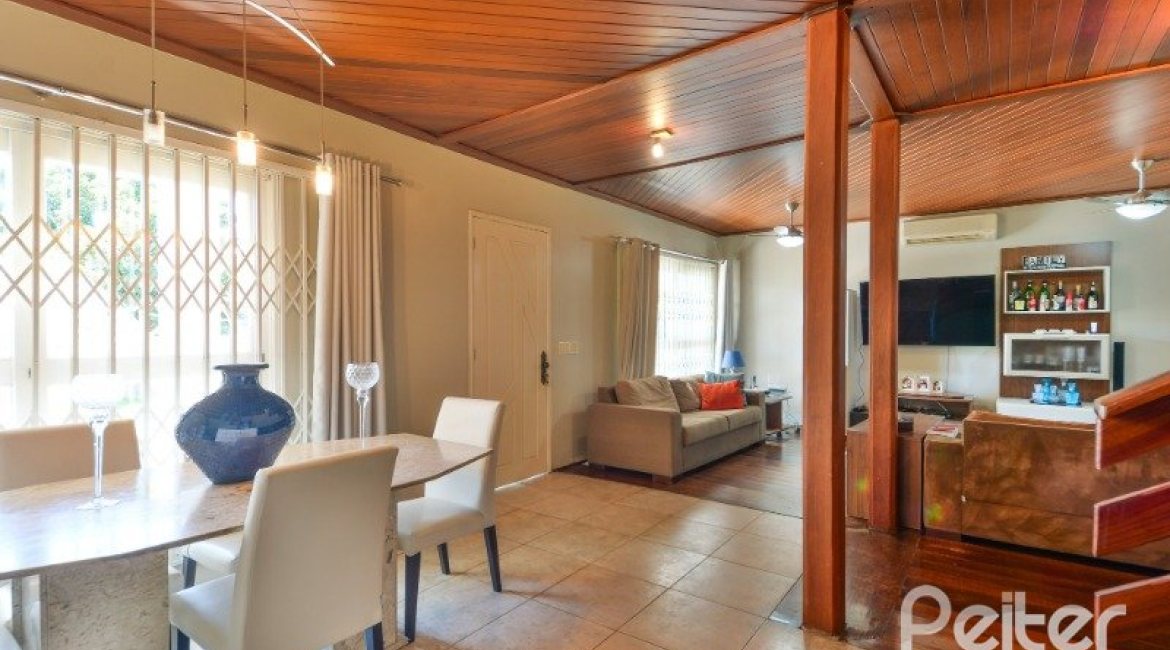 Casa à venda com 290m², 4 dormitórios, 1 suíte, no bairro Vila Nova em Porto Alegre