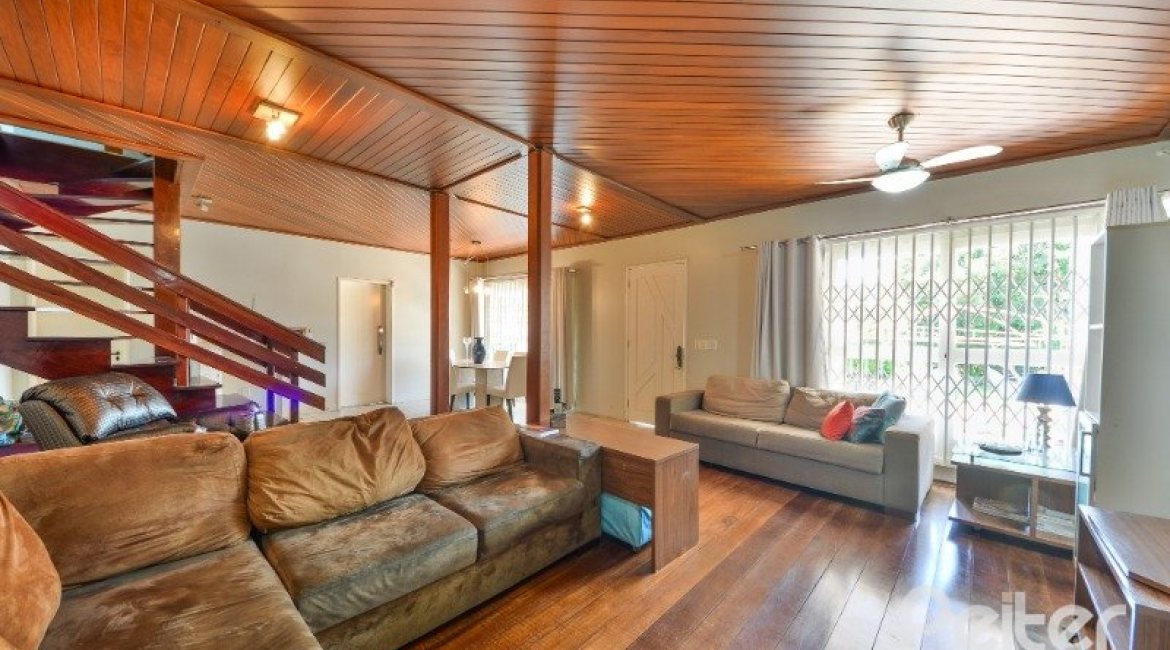 Casa à venda com 290m², 4 dormitórios, 1 suíte, no bairro Vila Nova em Porto Alegre