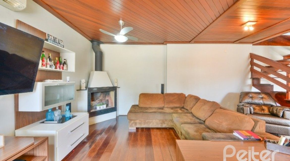 Casa à venda com 290m², 4 dormitórios, 1 suíte, no bairro Vila Nova em Porto Alegre