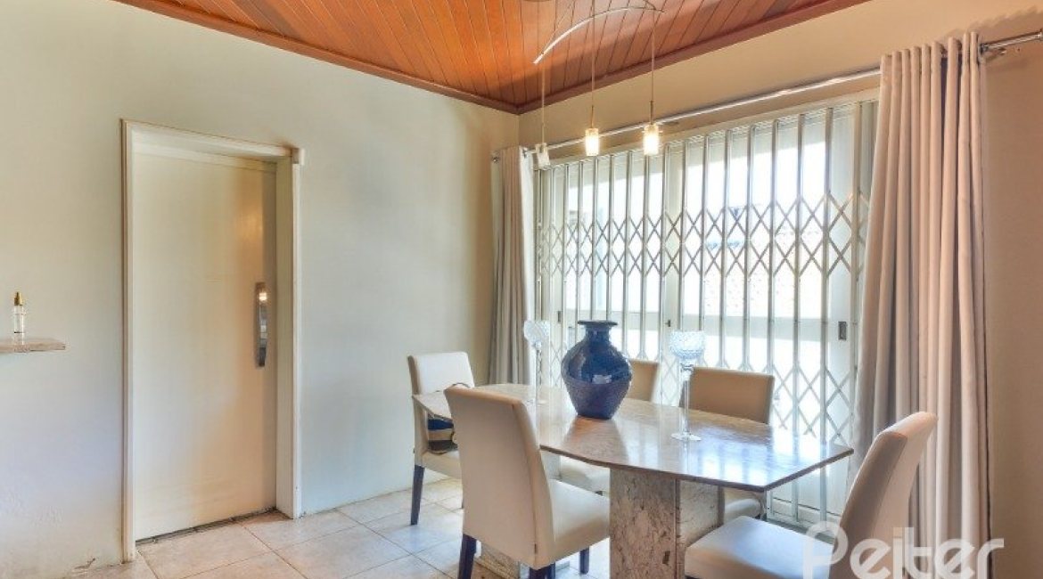 Casa à venda com 290m², 4 dormitórios, 1 suíte, no bairro Vila Nova em Porto Alegre