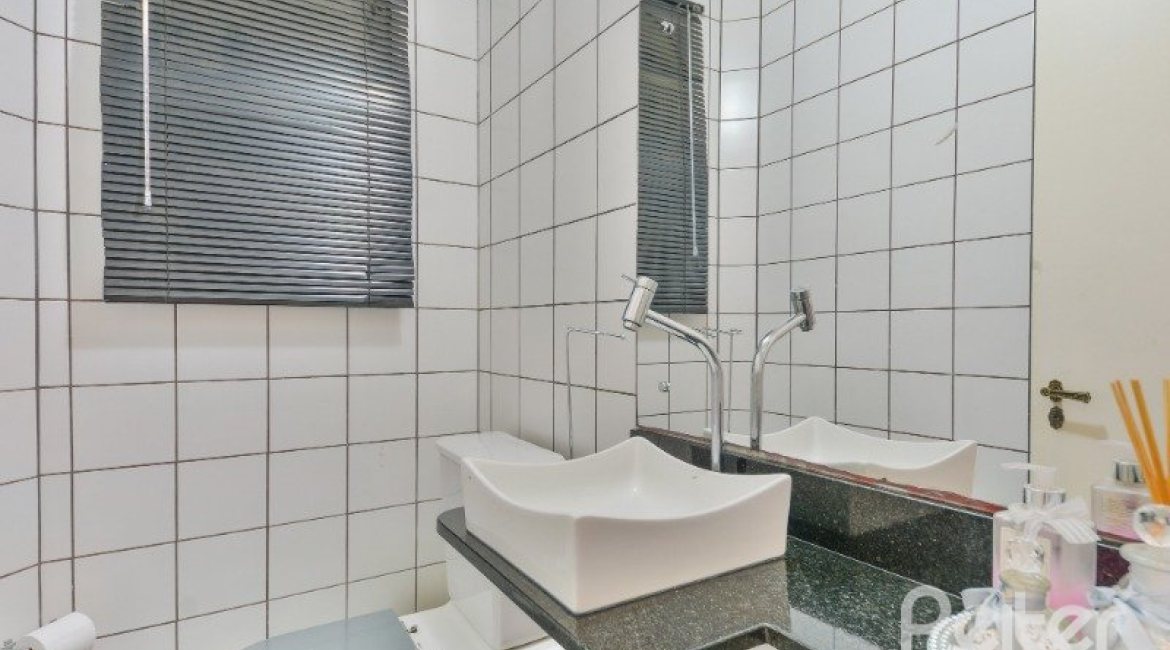 Casa à venda com 290m², 4 dormitórios, 1 suíte, no bairro Vila Nova em Porto Alegre