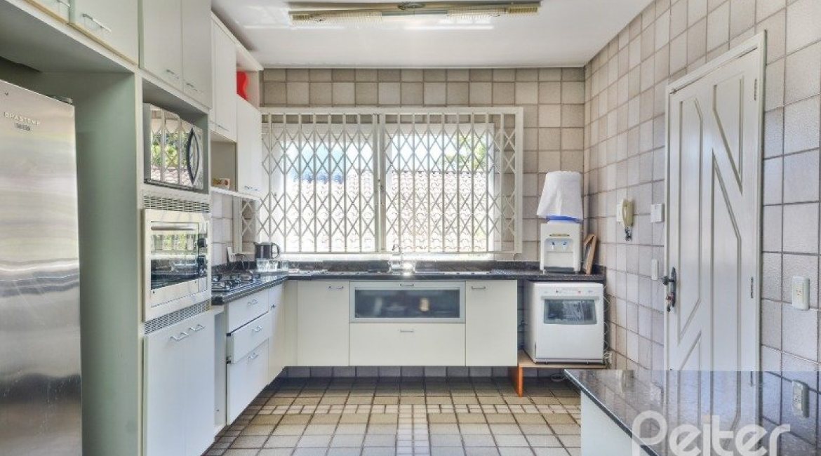 Casa à venda com 290m², 4 dormitórios, 1 suíte, no bairro Vila Nova em Porto Alegre