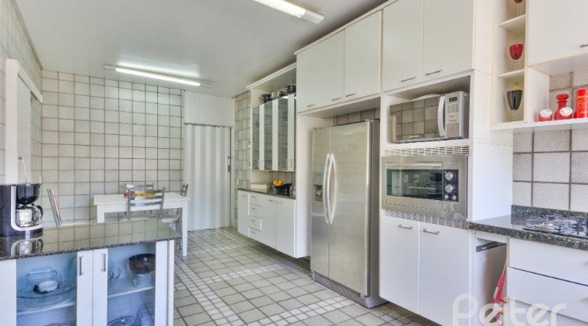 Casa à venda com 290m², 4 dormitórios, 1 suíte, no bairro Vila Nova em Porto Alegre